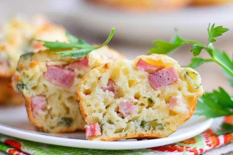 Muffins con salchicha y tomate con crema agria
