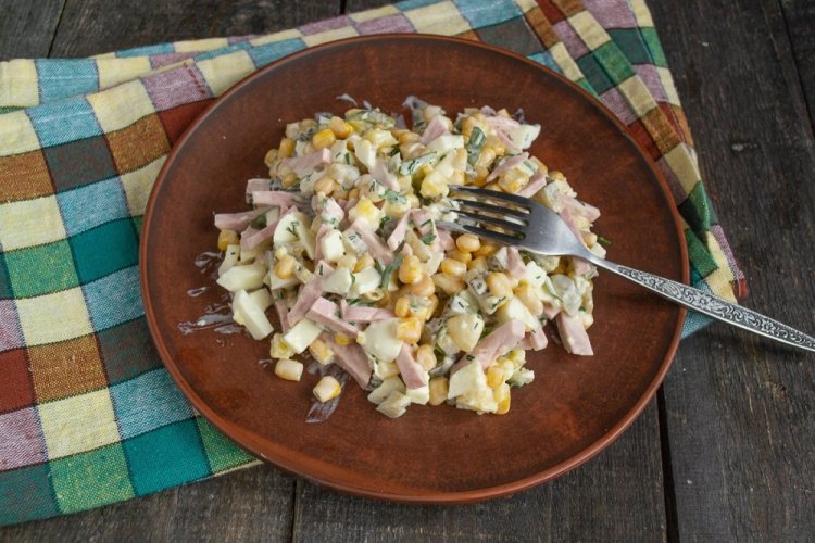 Ensalada con salchicha y maíz