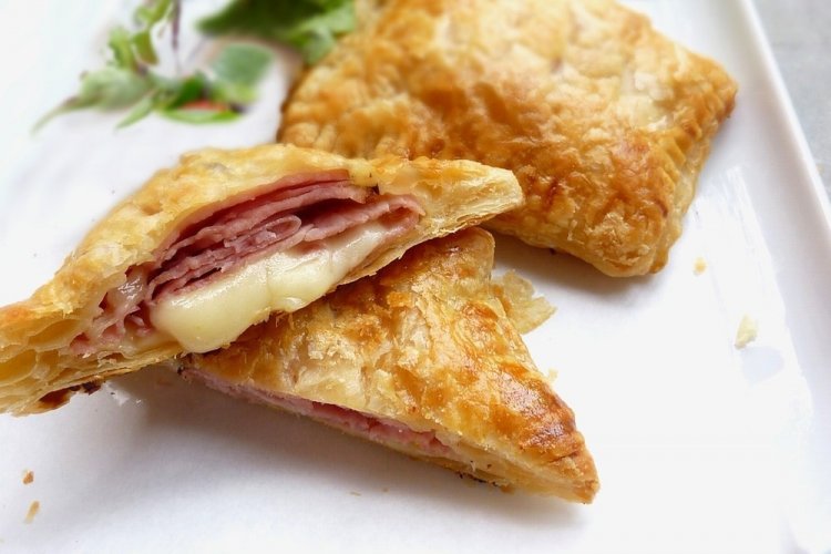 Hojaldres con salchicha y queso
