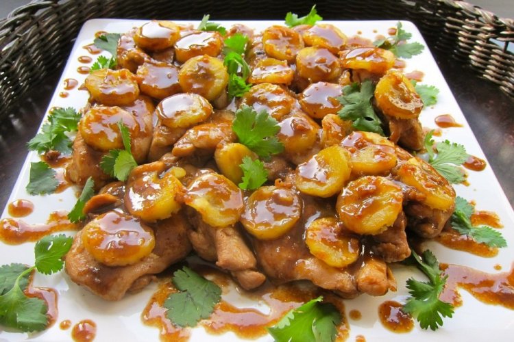 Pollo con plátanos en crema