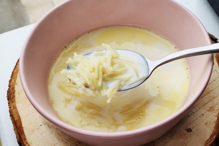 Sopa de leche con fideos