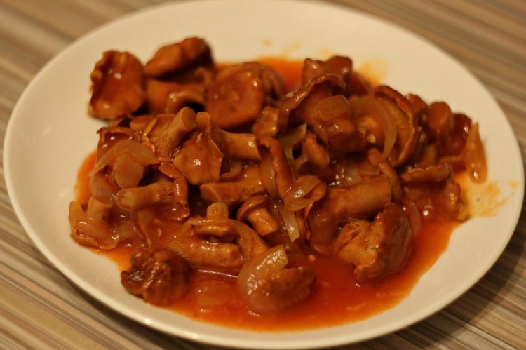 Chanterelles in Tomato Sauce for Winter