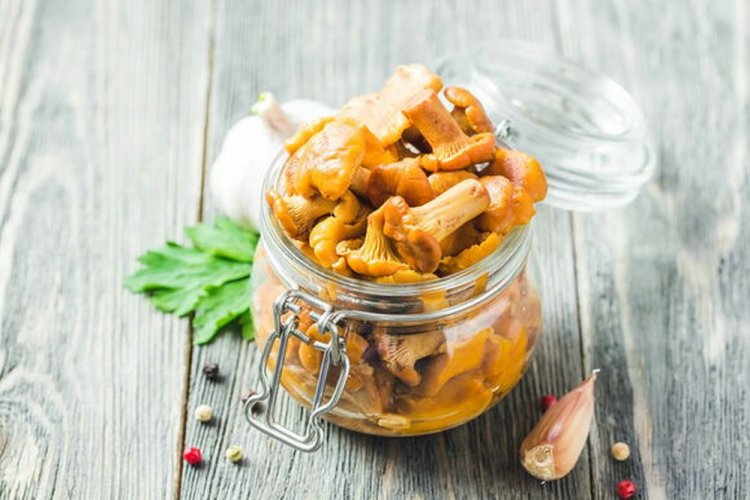 Chanterelles with Garlic for Winter