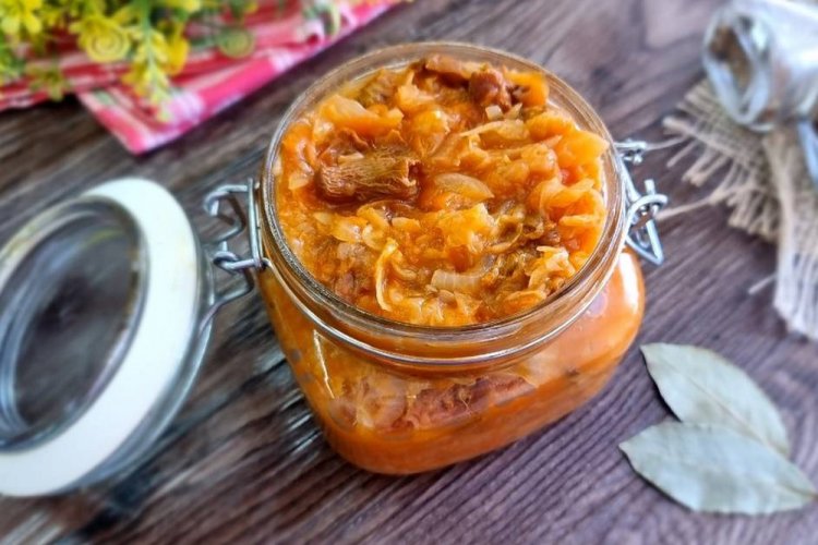 Solyanka with Chanterelles for Winter