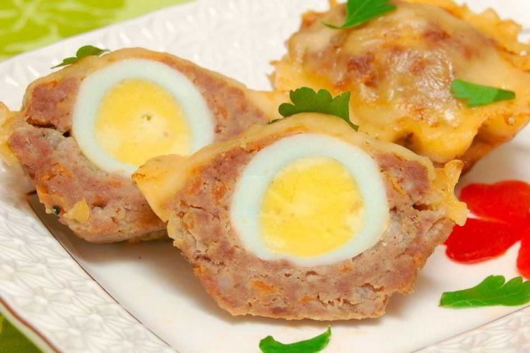 Minced Meat Muffins with Quail Eggs