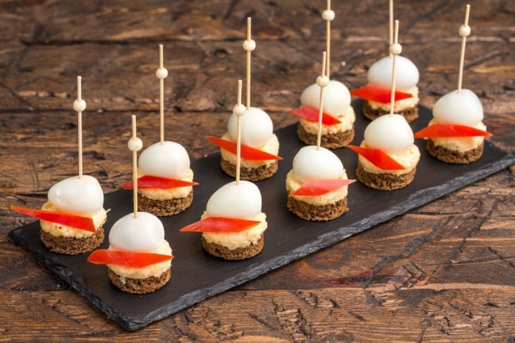 Canapés with Quail Eggs