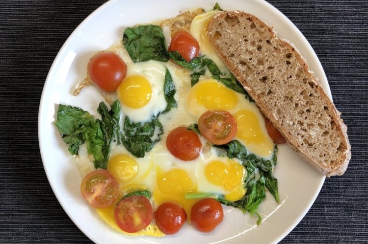 Scrambled Eggs with Spinach and Quail Eggs