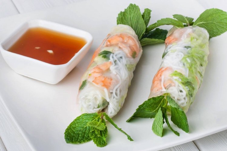 Spring Rolls with Shrimp and Rice Noodles