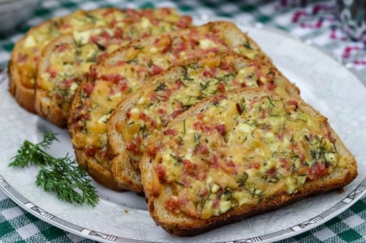 Toasts with Sausages and Cheese