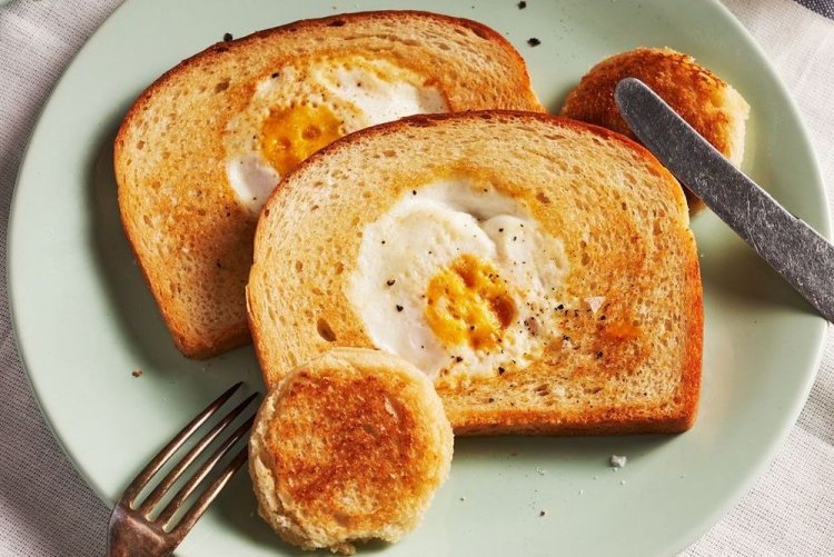 Fried Eggs with Sausages in Toast