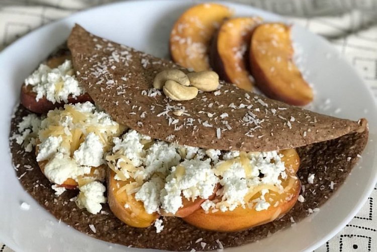 Oat Pancake with Peach and Cottage Cheese