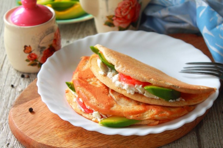 Avocado and Red Fish Filling for Oat Pancakes