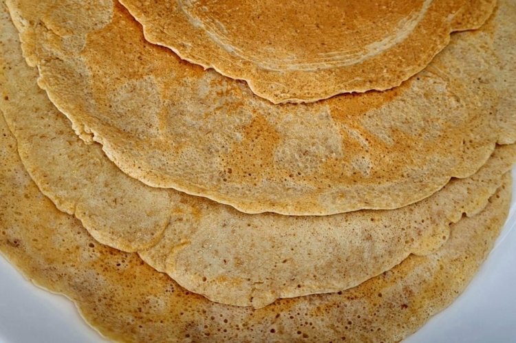 Thin Oatmeal Pancake with Banana and Boiling Water