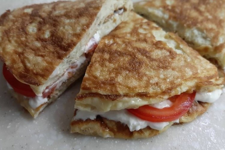 Oat Pancake with Cottage Cheese and Tomato