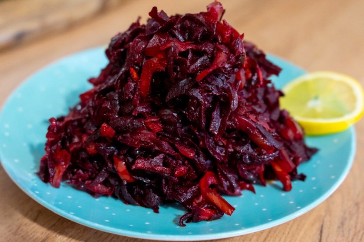 Remolacha estofada con zumo de tomate