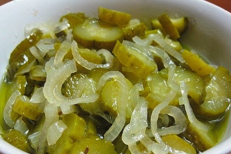 Ensalada con pepinillos encurtidos