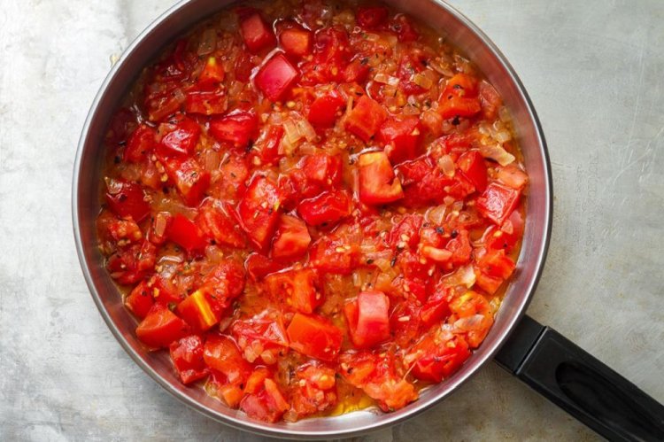 Tomates estofados con cebolla y verduras