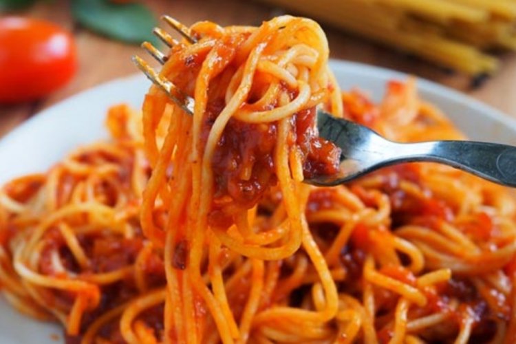 Fideos en tomate