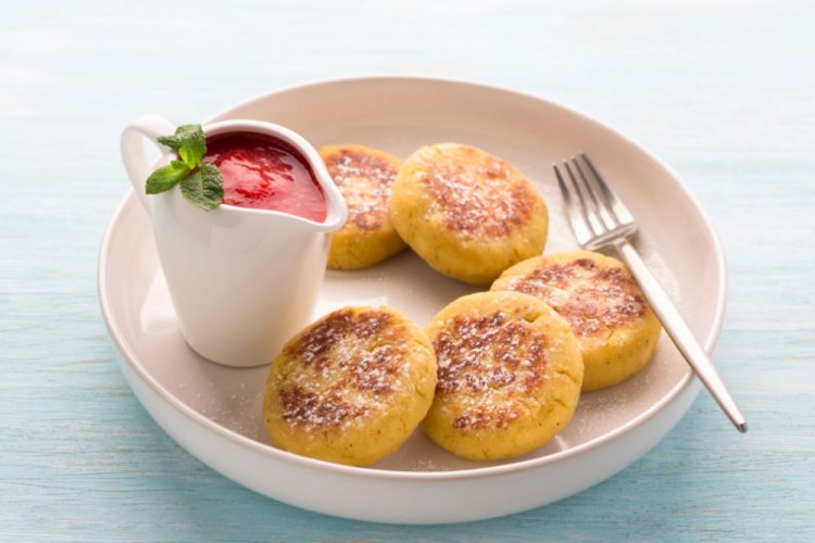 Tofniki con sémola y frutas