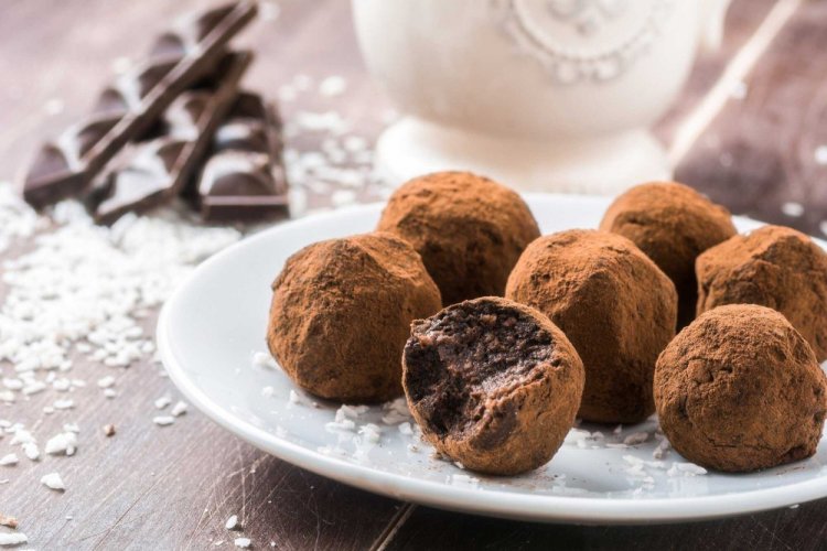 Bombones saludables de dátiles con chocolate