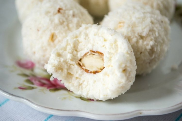 Bombones saludables «Raffaello» de requesón