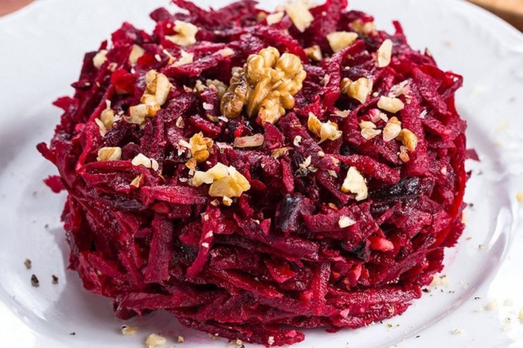 Vitamin Salad with Beets and Nuts