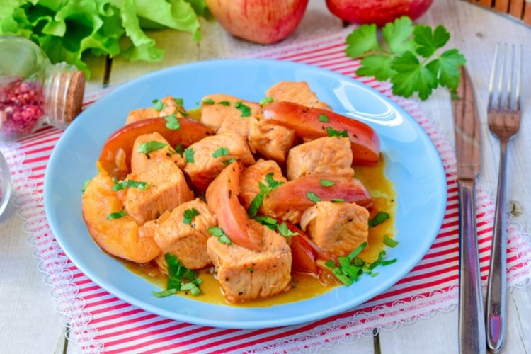 Stewed Turkey with Apples