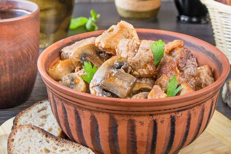 Stewed Turkey with Mushrooms