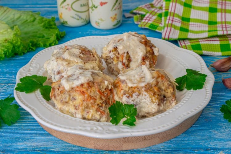 Grechaniki en salsa de crema agria