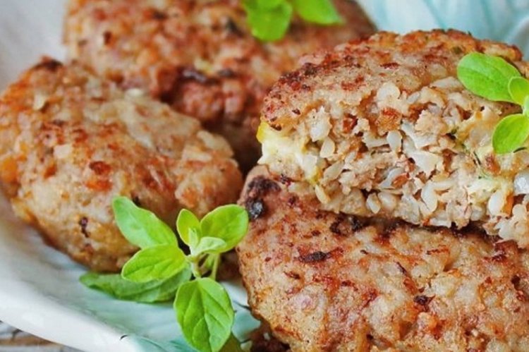 Grechaniki con pollo y sémola