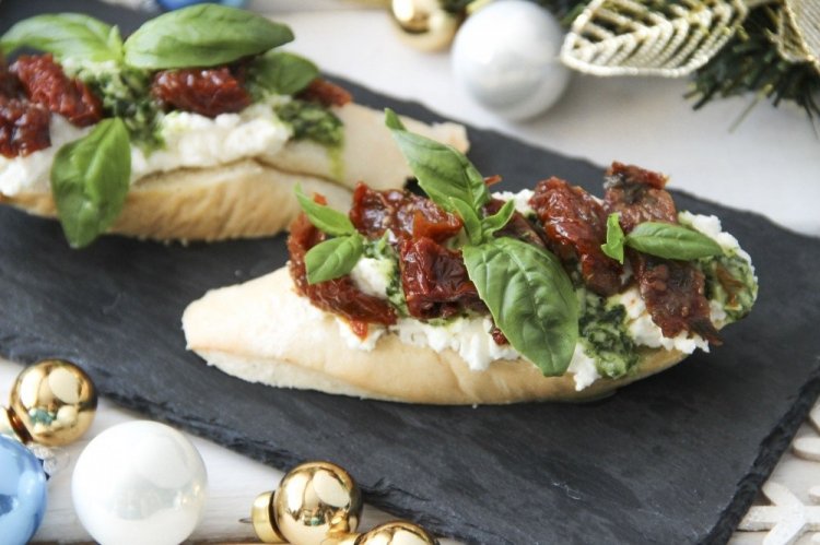 Bruschetta con tomates secos y salsa pesto