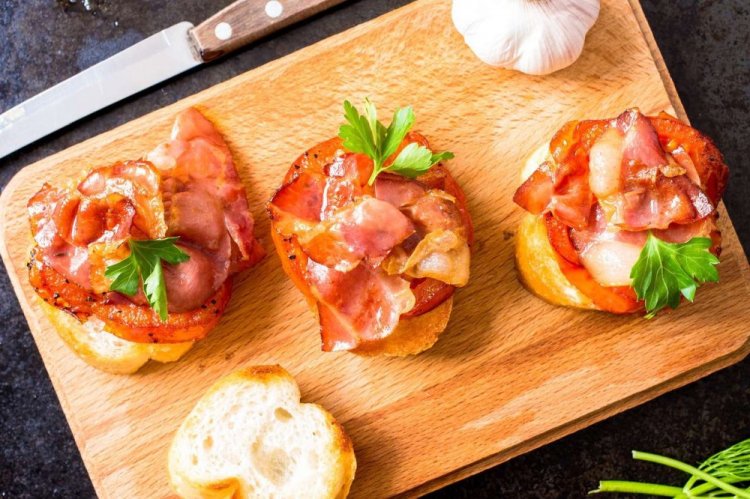 Bruschetta con bacon y tomates secos