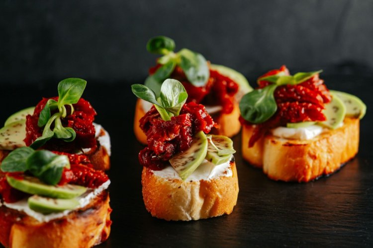 Bruschetta con tomates secos, feta y queso crema