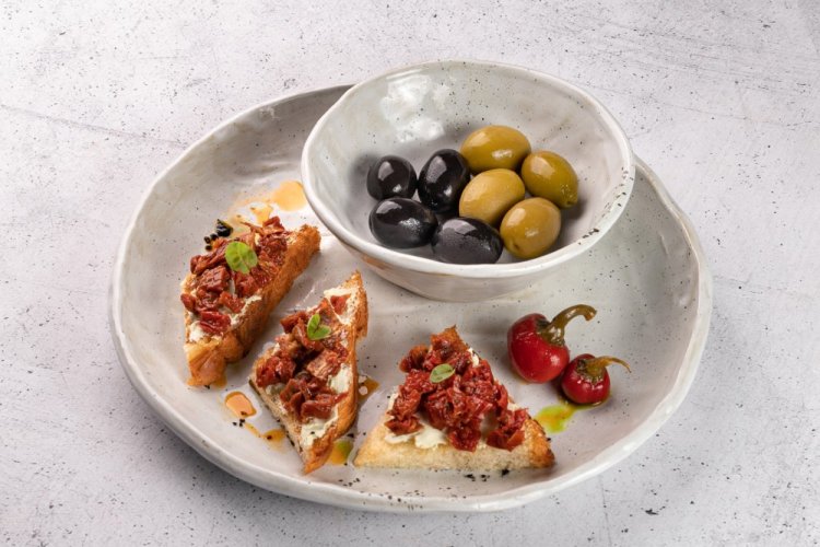 Bruschetta con tomates secos y pasta de aceitunas