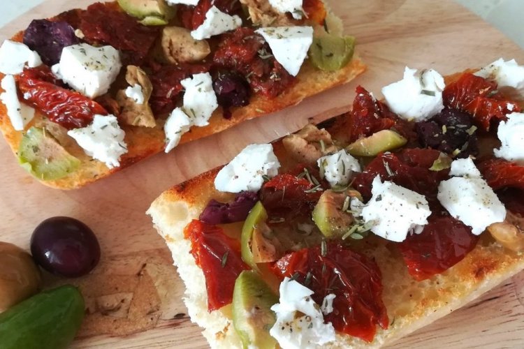 Bruschetta con tomates secos y queso feta