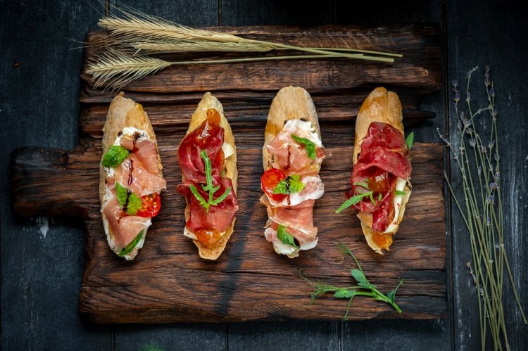 Bruschetta con jamón serrano y tomates secos