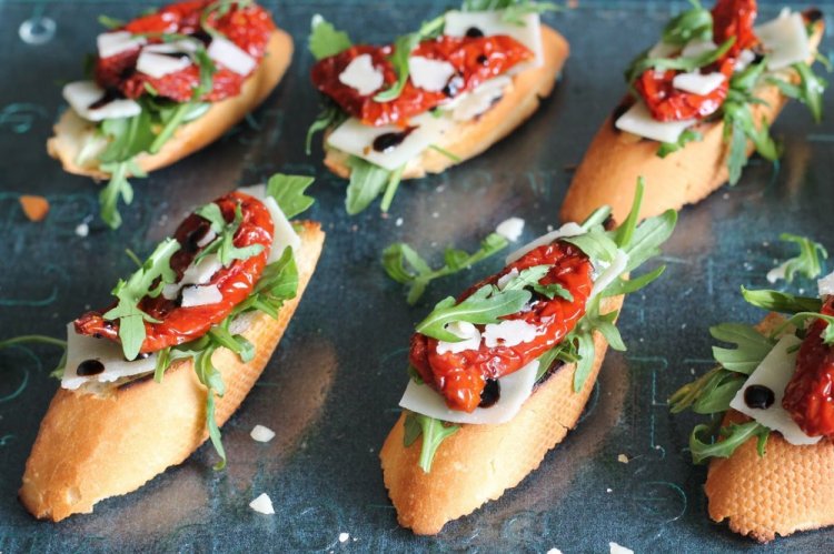 Bruschetta con tomates secos y parmesano