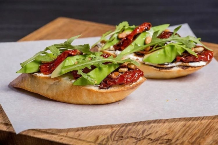 Bruschetta con tomates secos y aguacate