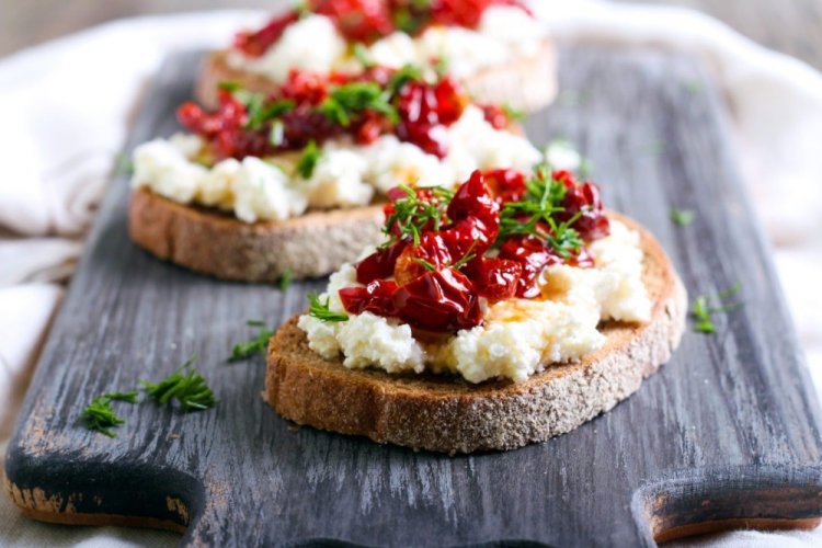 Bruschetta con tomates secos y ricotta