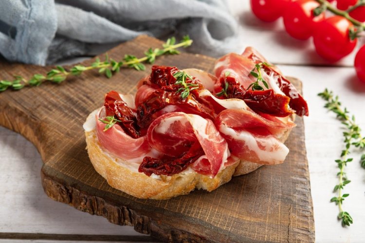 Bruschetta con jamón y tomates secos
