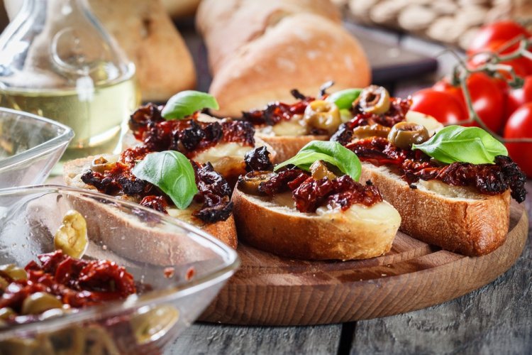 Bruschetta con tomates secos y aceitunas