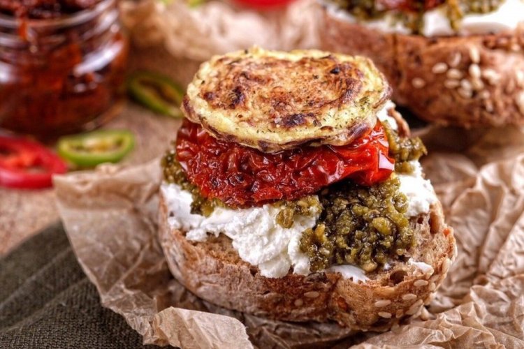Bruschetta con tomates secos y calabacín