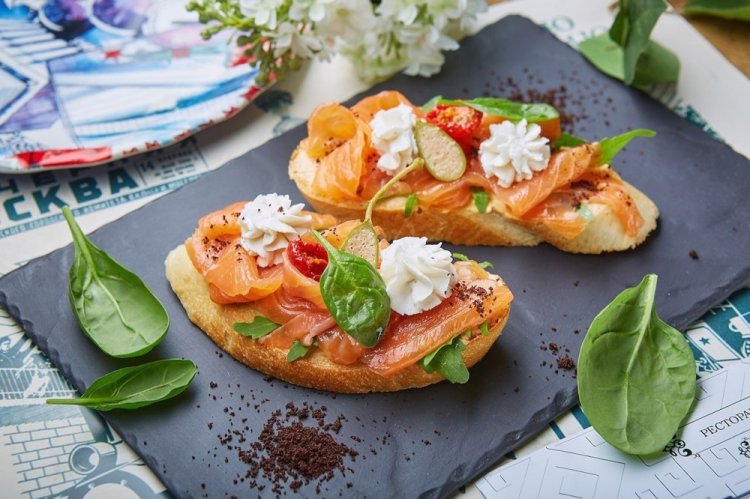Bruschetta con salmón y tomates secos