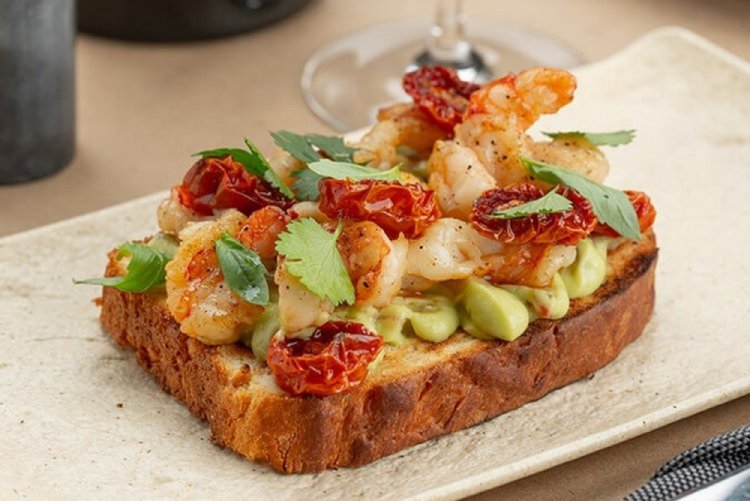 Bruschetta con gambas y tomates secos