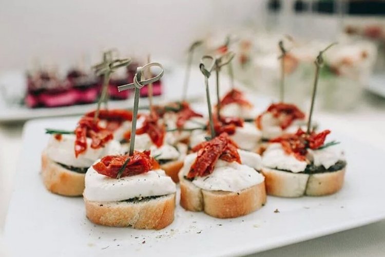 Mozzarella and Sun-Dried Tomato Canapés