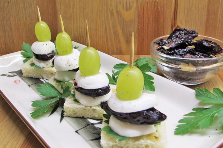 Mozzarella and Dried Plum Canapés