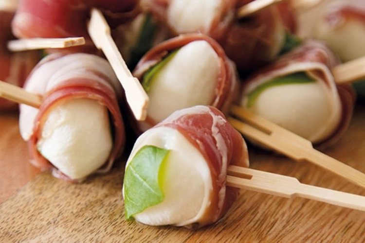 Mozzarella and Ham Canapés