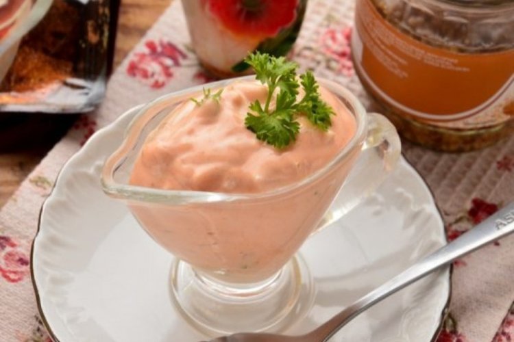Salsa de mayonesa con hierbas para pimientos rellenos