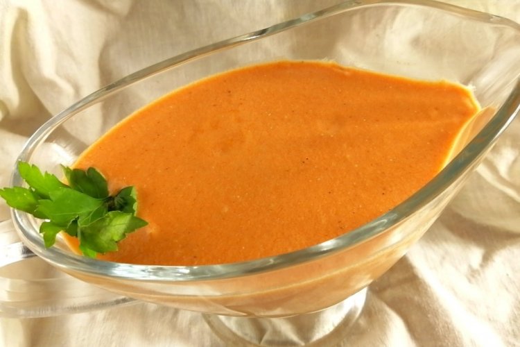 Salsa de tomate y crema agria para pimientos rellenos
