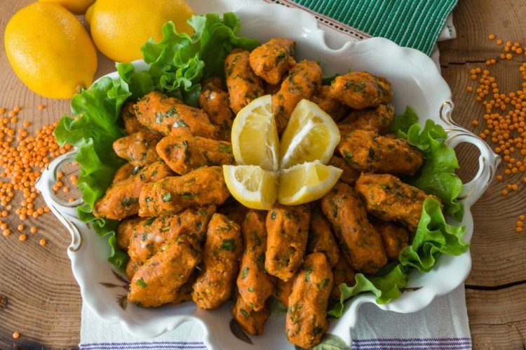 Lentil Patties with Bulgur and Tomato Paste